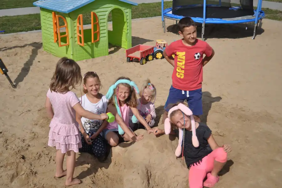 Bezpieczny plac zabaw dla dzieci na terenie ośrodka Akwamaryn